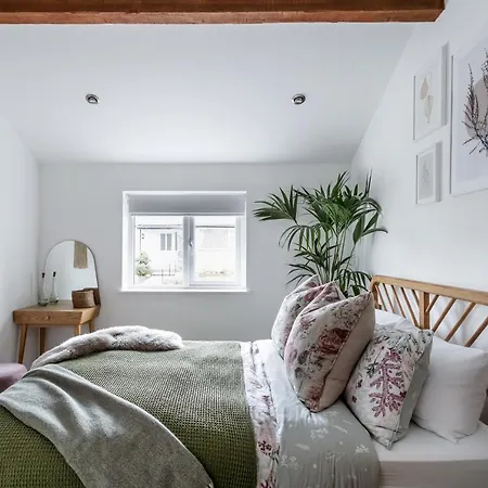 Stylish Flat - Bowness Centre With Parking Apartment Exterior photo